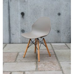 Sedia in Polipropilene  Colore Grigio Caldo Gambe in Legno colore Noce chiaro con supporti in ferro nero dimensioni 54x46H80